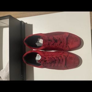 Men dress up sneakers !